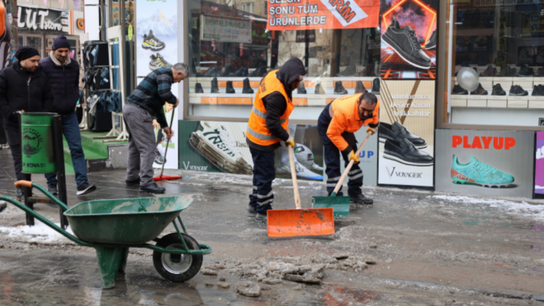 Ağrı Belediyesi’nde karla mücadele devam ediyor