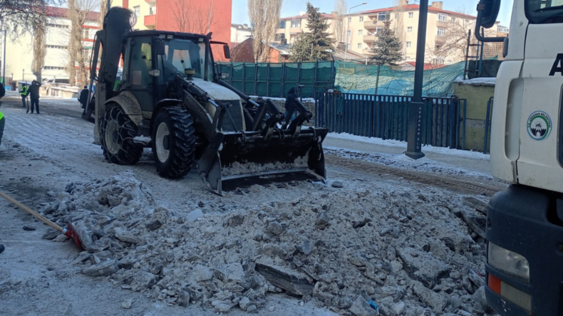 Ardahan Belediyesi buzlanmaya karşı harekete geçti