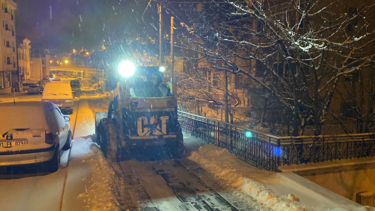 Bayburt’ta yoğun kar yağışının başladığı andan itibaren belediye ekipleri karla