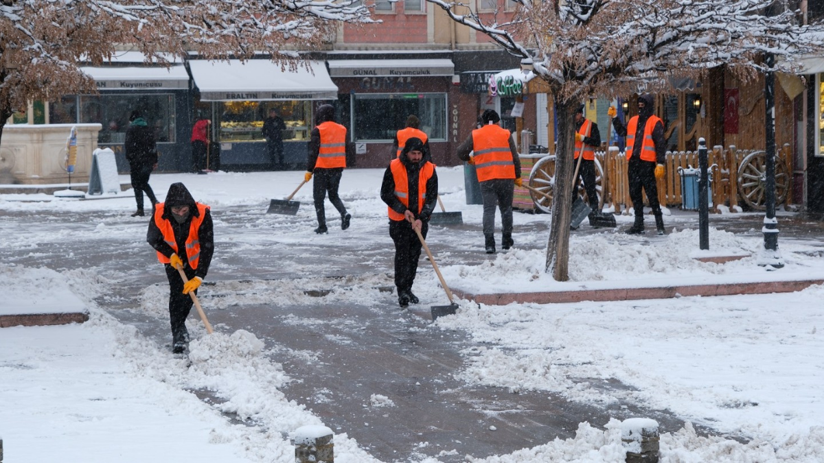 Erzincan’da etkisini gösteren yoğun kar yağışıyla belediye ekiplerinin kar mesaisi