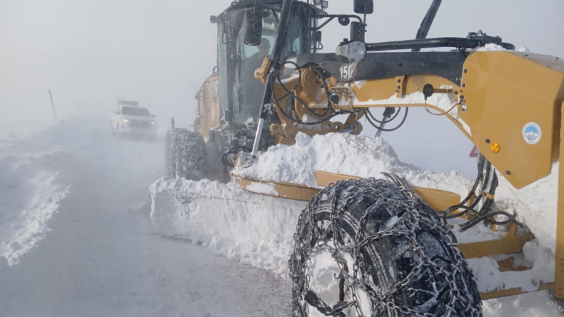 Kayseri’de kardan kapanan yollara belediye müdahalesi