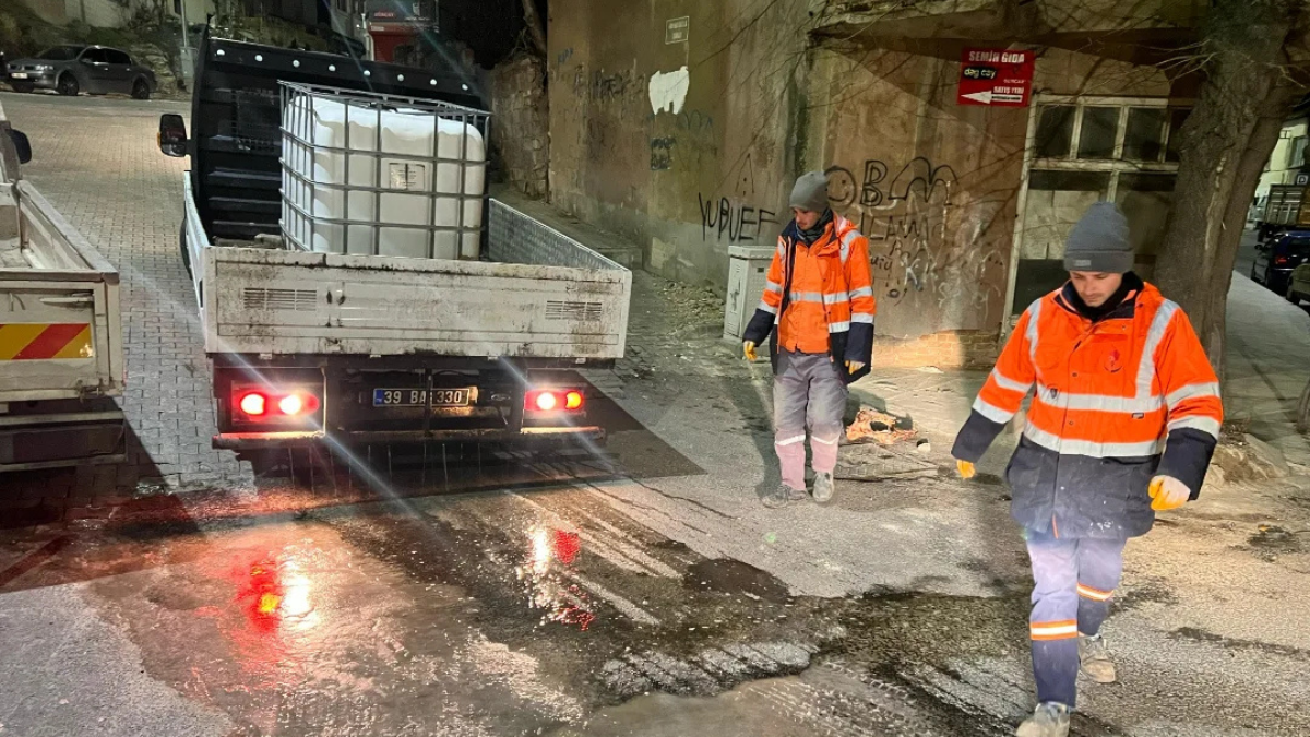 Kırklareli Belediyesi don ve buzlanma riskine karşı şehirdeki solüsyon çalışmalarına