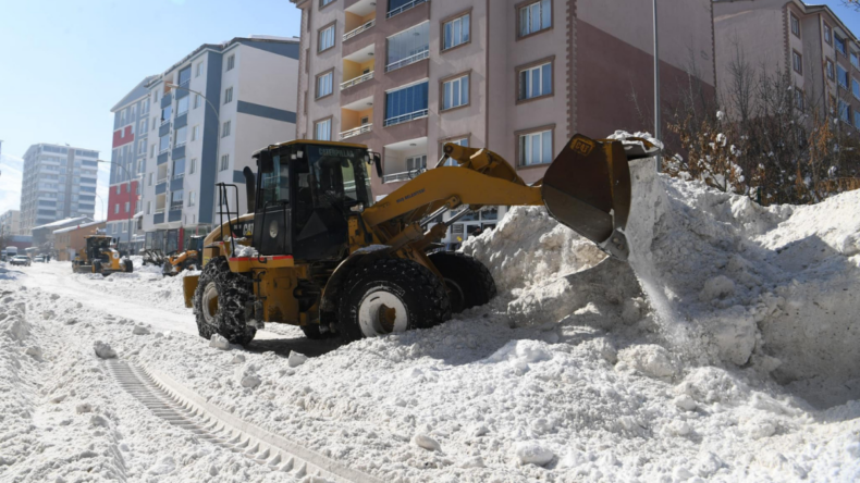 Muş’ta karla mücadele ve sürücülere ‘park’ uyarısı