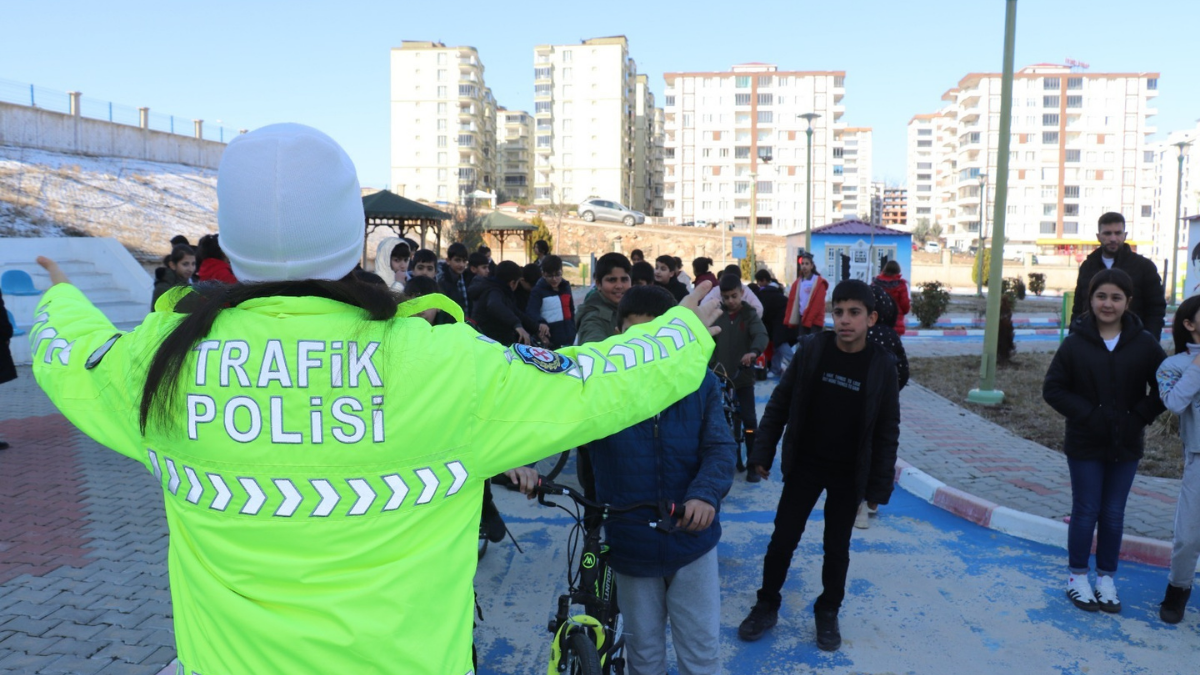 Siirt’te çocuklara yönelik düzenlenen trafik eğitiminde hem teorik hem pratik