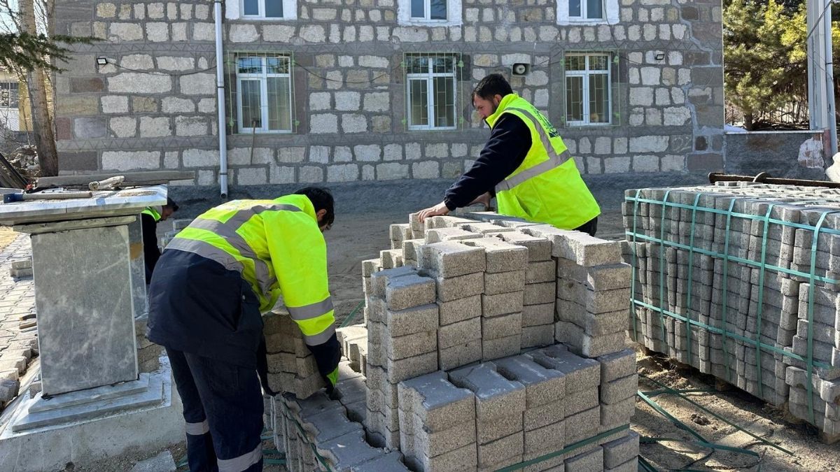 Ankara’nın Çamlıdere ilçesinde belediye, köylerin cami ve çevresinde peyzaj çalışmalarını