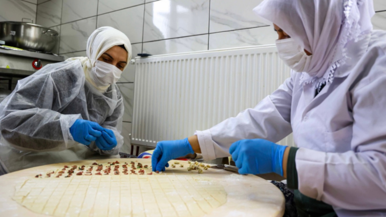 Antalya Büyükşehir Belediyesi’nden kadınlara üretim desteği