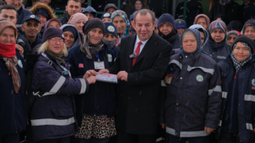 Bolu’da belediye personeline 3 bin liralık çek verildi