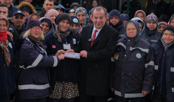 Bolu’da belediye personeline 3 bin liralık çek verildi