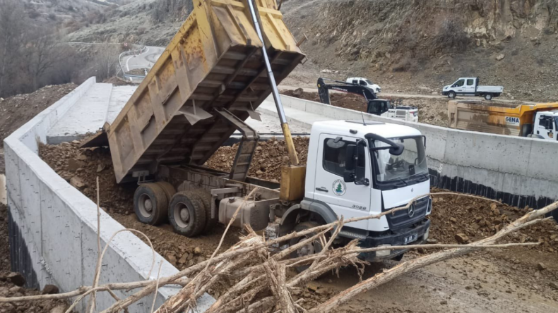 Çamlıdere’de grup köy yollarında genişletme çalışması