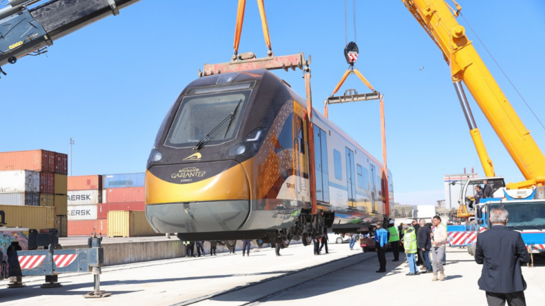 Gaziantep’te ilk yerli tren seti raya indi