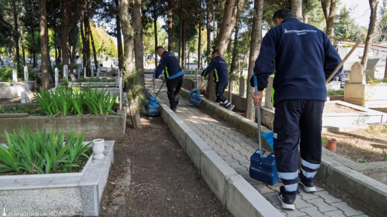 İzmir’de bayram öncesi mezarlıklarda çok yönlü çalışma
