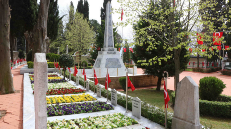 Kocaeli’de şehitlik rengarenk çiçeklerle donatıldı