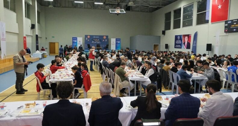 Karabük’te gençler, vali ve başkanla iftarda buluştu
