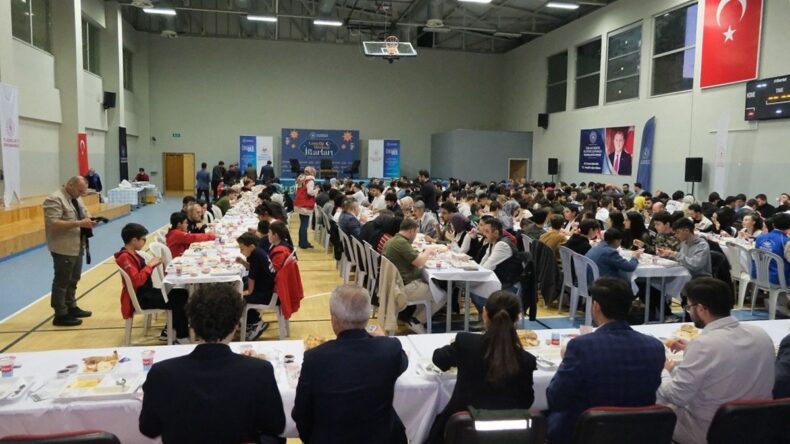 Karabük’te gençler, vali ve başkanla iftarda buluştu