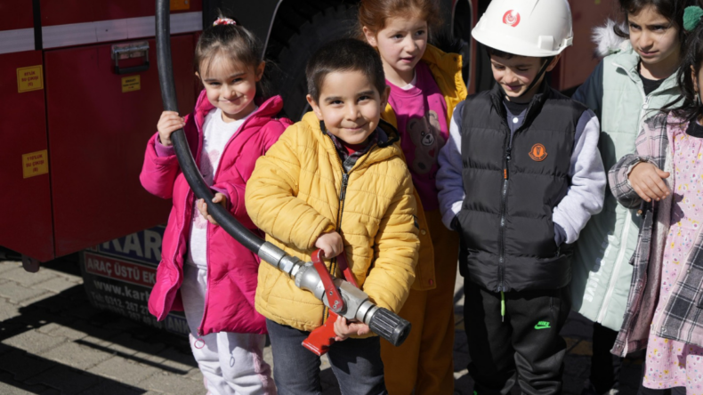 Kars itfaiyesinden çocuklara özel uygulamalı eğitim