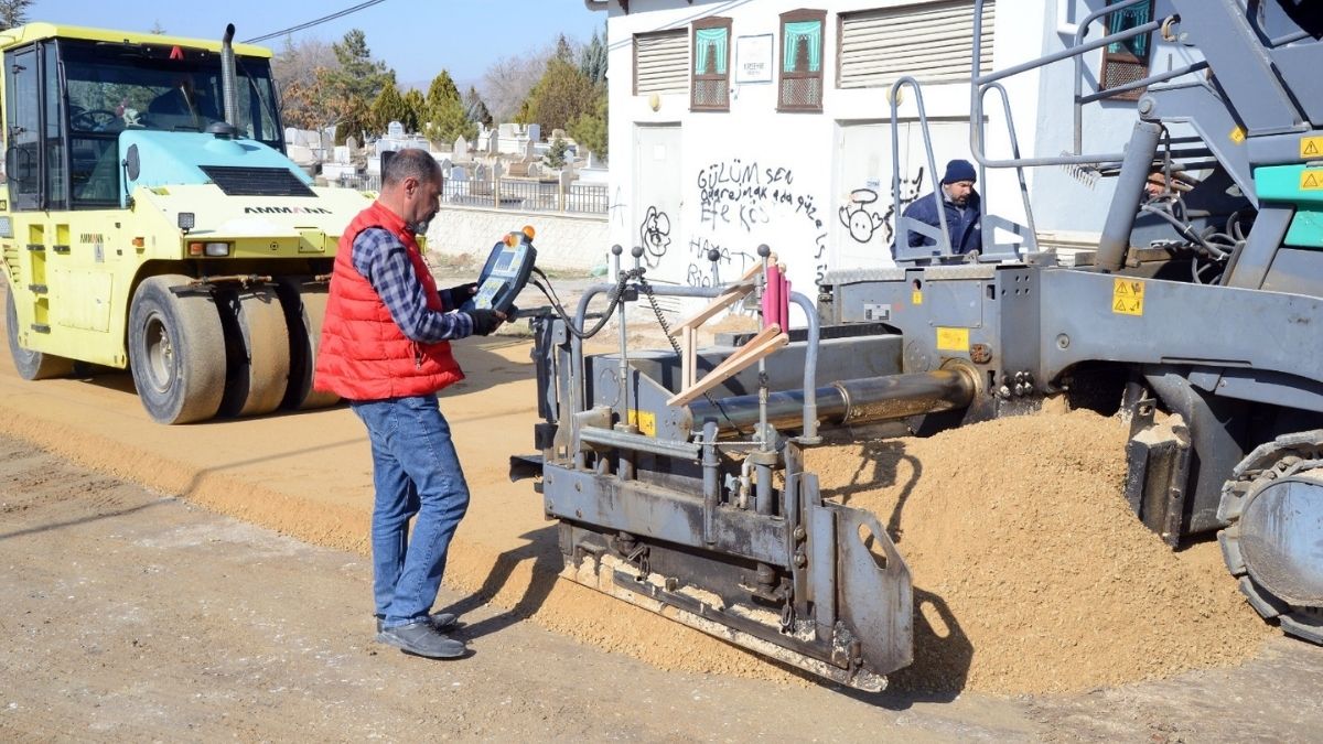 “Daha modern bir Kırşehir için” başlığıyla harekete geçen belediye, asfalt