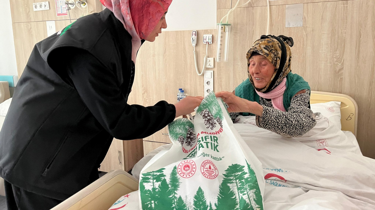 Kızılcahamam Belediyesi personeli, hazırladıkları hediyeleri hastanede tedavi görmekte olan hastalara
