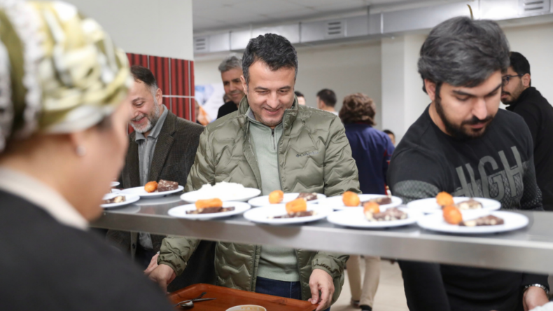 Samsunlu başkan orucunu gençlerle birlikte açtı