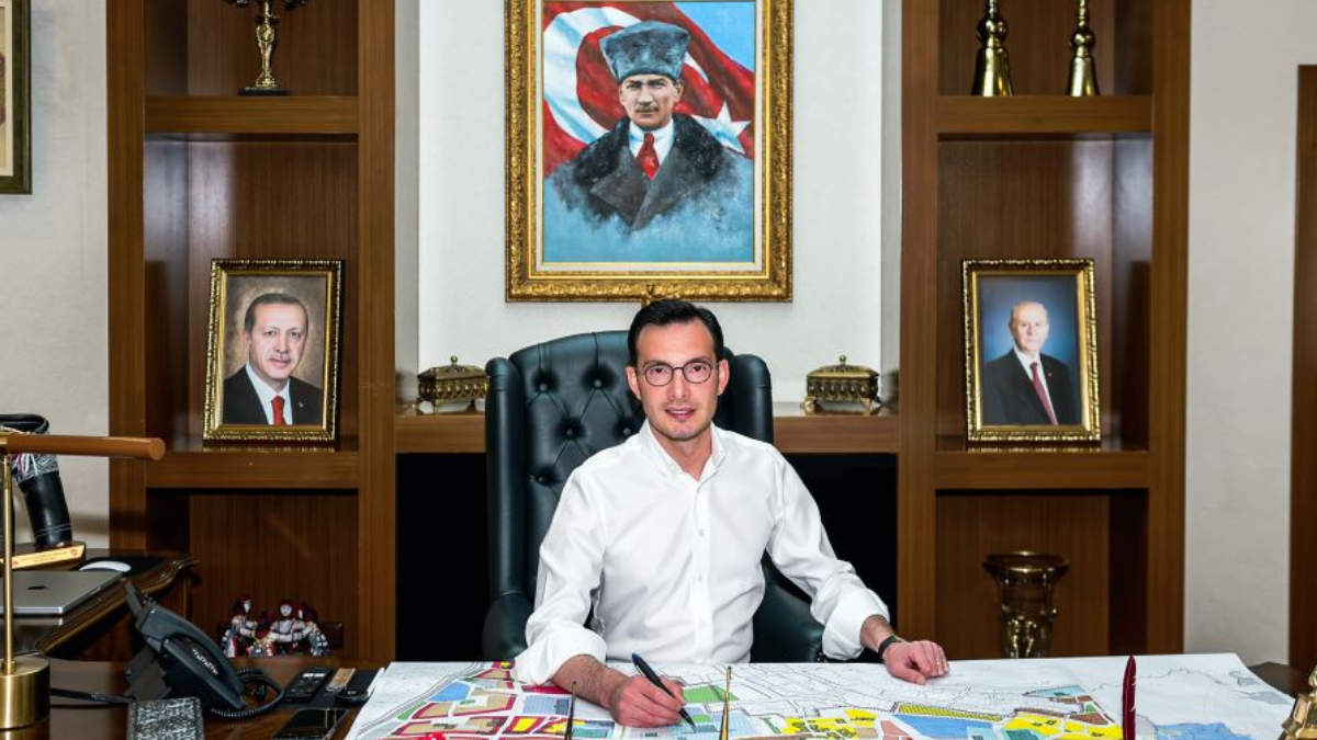 Göreve geldiği an itibariyle kente büyük katkı sunan, genç ve