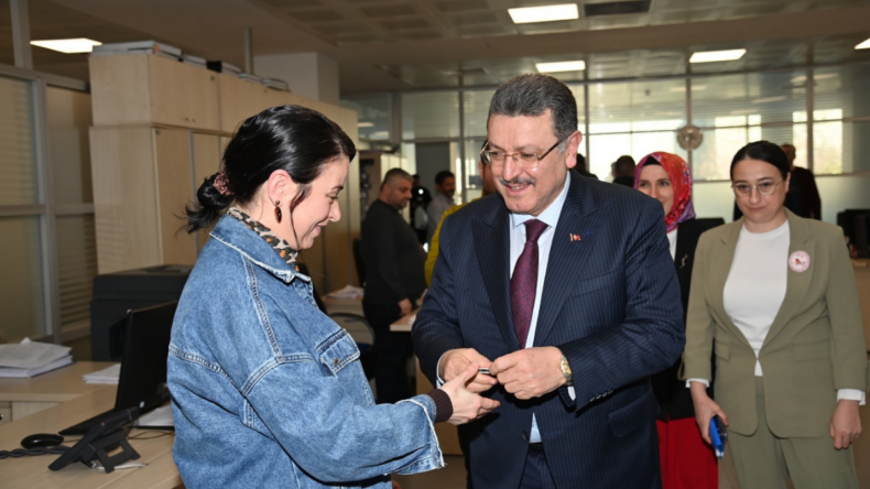 Trabzon’da başkan kadın çalışanlara hediye takdim etti
