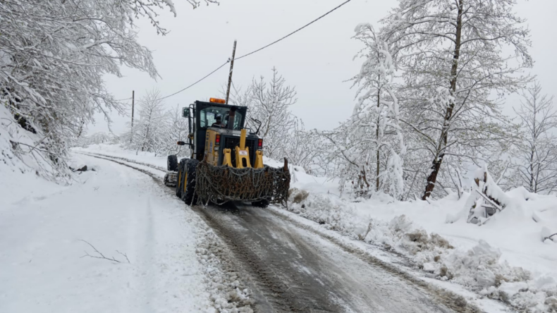 Trabzon’da karla mücadele çalışmaları sürüyor