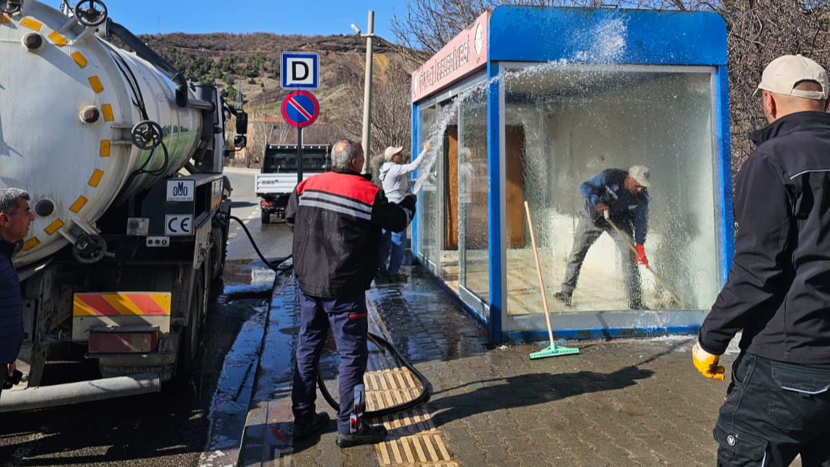 Tunceli Belediyesi, kentte uzun yıllardır kullanılan kapalı otobüs duraklarında temizlik