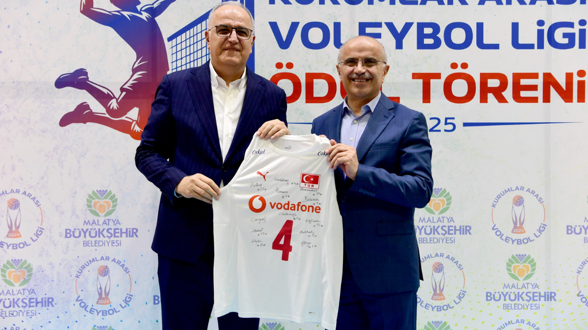 Malatya Büyükşehir Belediyesi’nce düzenlenen Kurumlar Arası Voleybol Ligi’nin final müsabakası