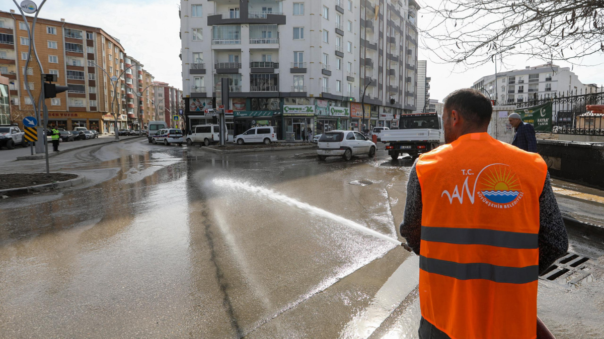 Van’da kentin farklı noktalarında bahar temizliği yapıldı. Titizlikle yürütülen çalışmalarda