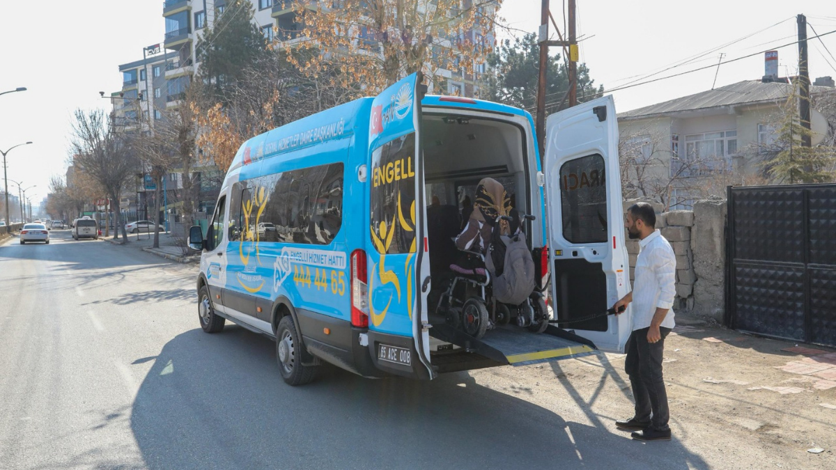 Van Büyükşehir Belediyesi, engelli vatandaşların ulaşım sıkıntısını ortadan kaldırmak için