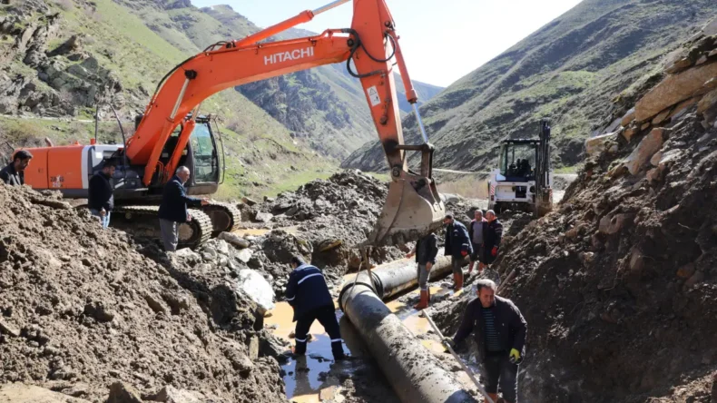 Bitlis’te heyelan sonrası ana su hattı patladı