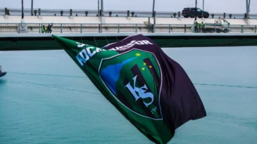 Şampiyon Kocaelispor’un bayrağı Osmangazi Köprüsü’nde!