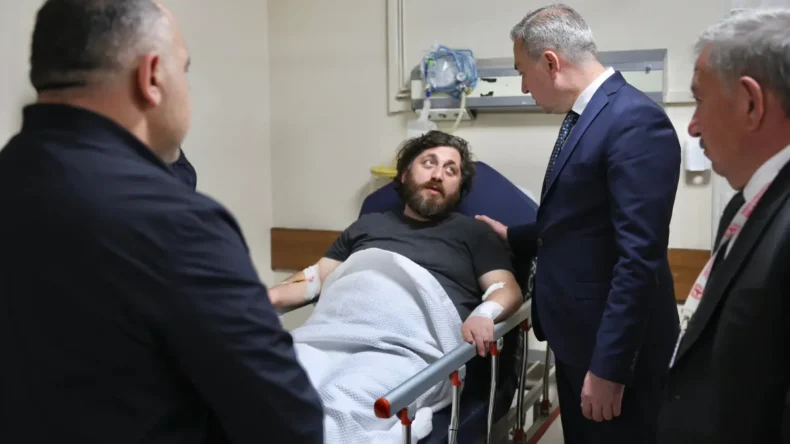 Sivas’ta başkandan, kazada yaralanan kamu personeline ziyaret