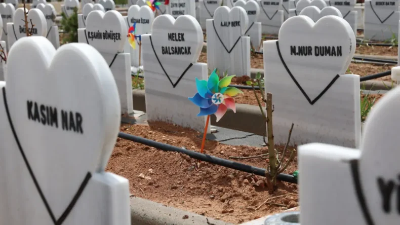 Sivas’ta bebek mezarlarına ‘kalpli’ dokunuş