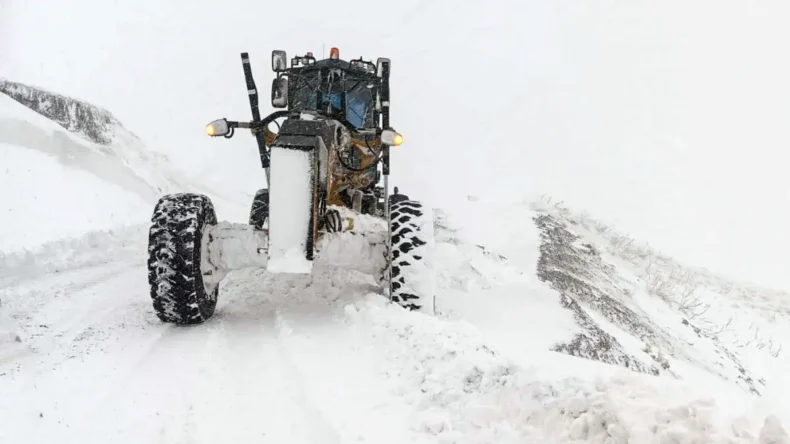 Van’da karla mücadele çalışmaları aralıksız devam ediyor