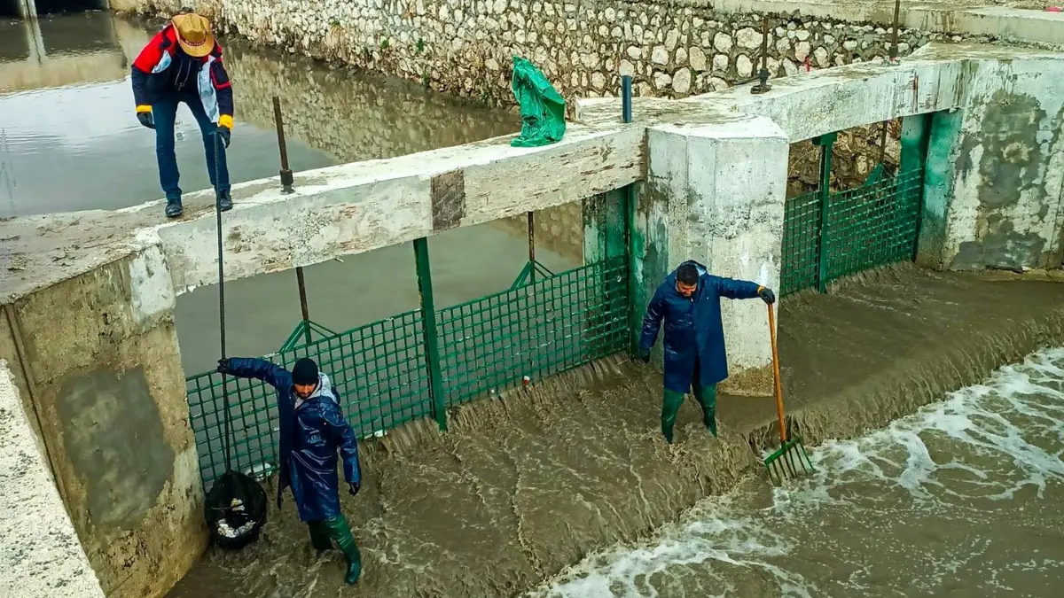 Van Gölü’nü besleyen derelere büyükşehir tarafından kurulan bariyer sistemi sonuçlarını