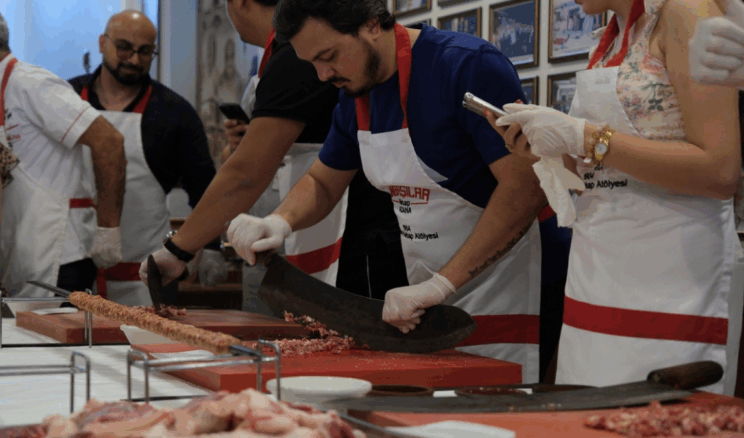 Azerbaycan’dan gelen turistler Adana Kebap Atölyesi’ne katıldı