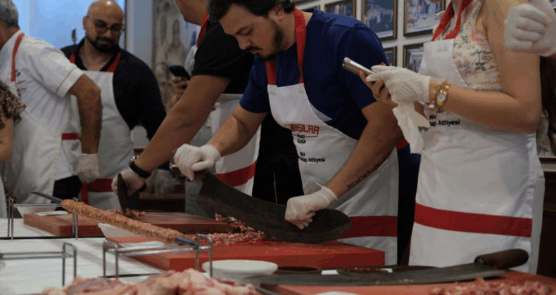Azerbaycan’dan gelen turistler Adana Kebap Atölyesi’ne katıldı