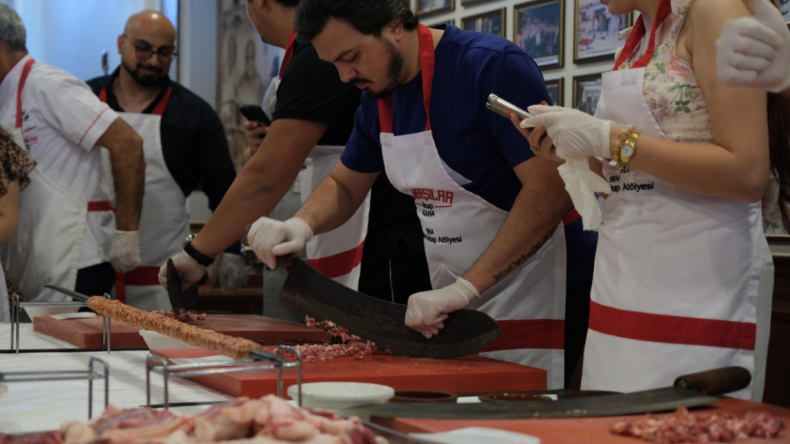 Azerbaycan’dan gelen turistler Adana Kebap Atölyesi’ne katıldı