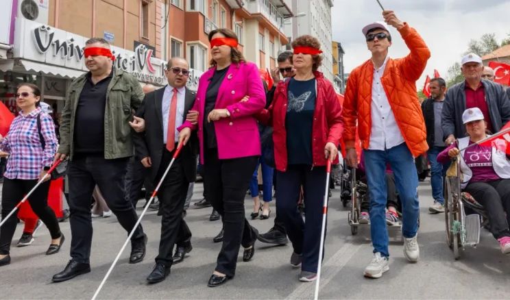 Afyon’da başkan, gözlerini bağlayarak yürüdü! Farkındalık yarattı…
