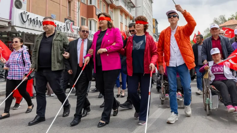 Afyon’da başkan, gözlerini bağlayarak yürüdü! Farkındalık yarattı…