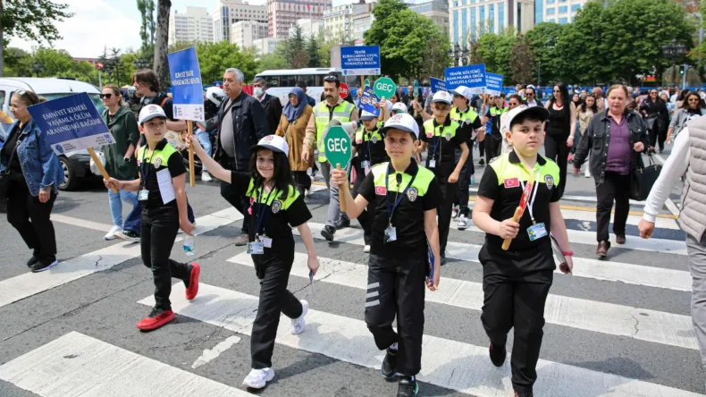 Ankara’da minik polislerden trafik denetimi