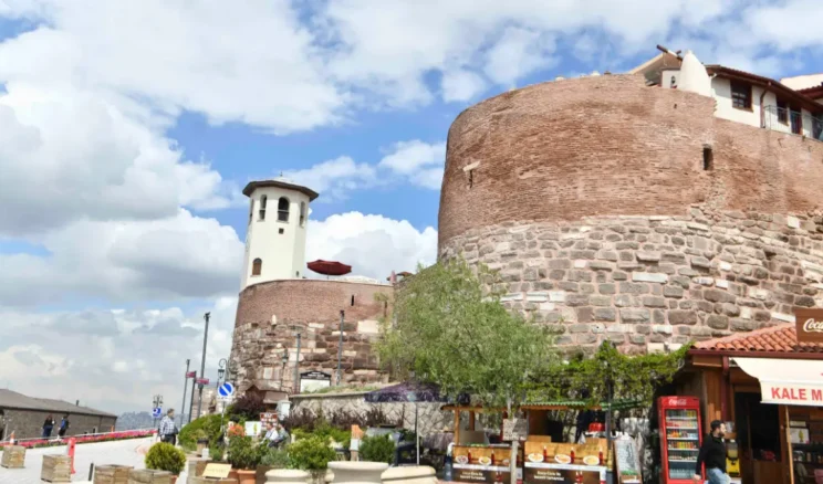 Ankara Kalesi’nin sur duvarları güçlendirildi