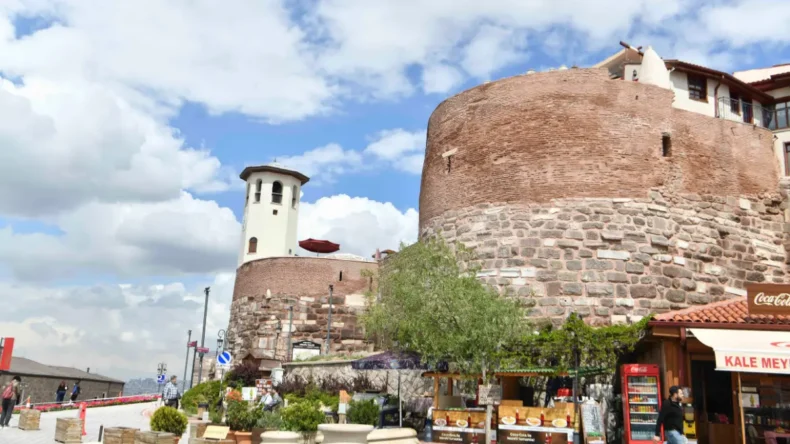 Ankara Kalesi’nin sur duvarları güçlendirildi