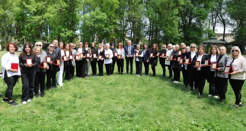 Atakum’un Cumhuriyet Kadınları’na plaket takdim edildi