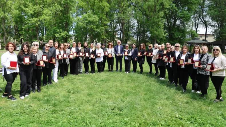 Atakum’un Cumhuriyet Kadınları’na plaket takdim edildi