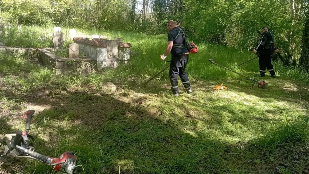 Bartın Belediyesi, Kurban Bayramı öncesi mezarlıklarda temizlik çalışmalarına başladı. Bartın