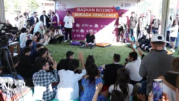 Bursa’da başkan gençlerle bir araya geldi, “Nutuk” hediye etti