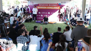 Bursa’da başkan gençlerle bir araya geldi, “Nutuk” hediye etti