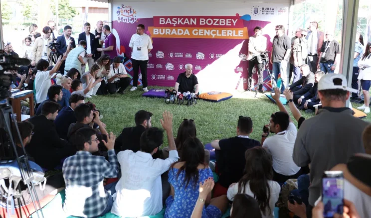 Bursa’da başkan gençlerle bir araya geldi, “Nutuk” hediye etti