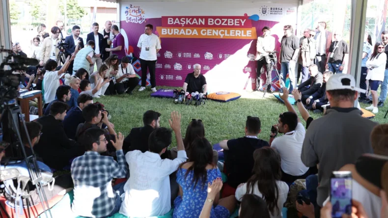 Bursa’da başkan gençlerle bir araya geldi, “Nutuk” hediye etti